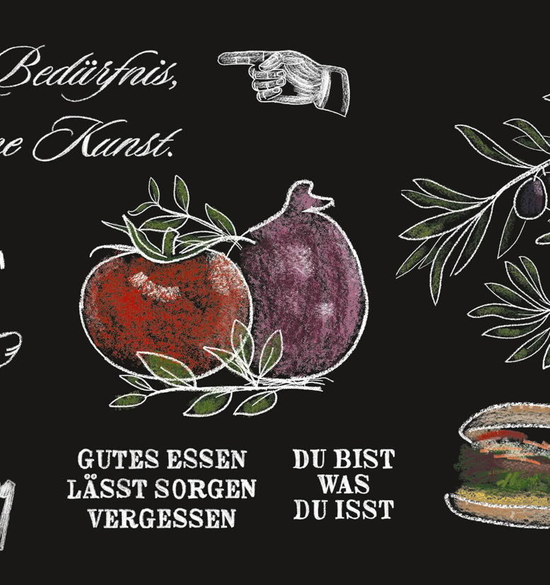 Kreidetafel mit Zeichnungen von Tomaten, Zwiebel, Olivenzweigen und einem Burger, umgeben von deutschen Sprüchen über Essen.