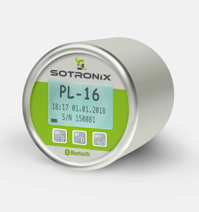 Technische Illustration des Drucklogger mit grünem Display, das "SOTRONIX" und "PL-16" anzeigt, sowie Datum, Uhrzeit und Seriennummer.