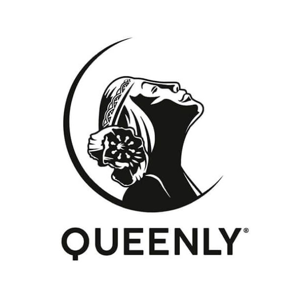 Schwarz-weißes Logo mit dem Profil einer Frau, die nach oben schaut, mit Blumen im Haar, und dem Wort "QUEENLY" darunter.