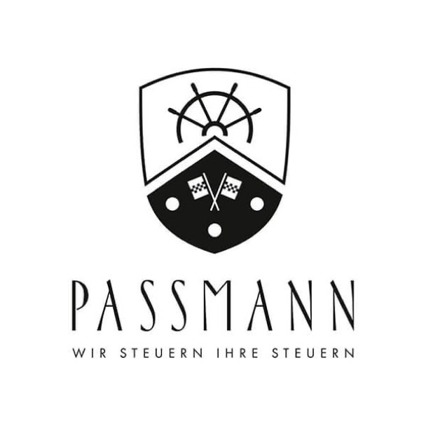 Ein Logo mit einem Wappen, das ein Steuerrad und zwei gekreuzte Fahnen zeigt, darunter der Text "PASSMANN" und "WIR STEUERN IHRE STEUERN".