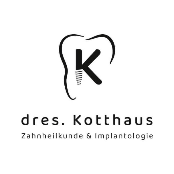 Logo mit einem stilisierten Zahn, einem großen Buchstaben "K" und dem Text "dres. Kotthaus Zahnheilkunde & Implantologie".